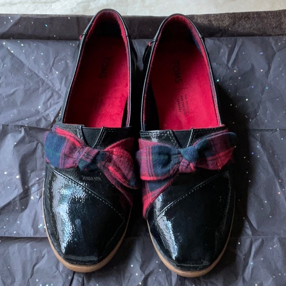 ⚫️🔴 TOMS BLACK PATIENT LEATHER SHOES WITH PLAID BOWS 🔴⚫️ - Picture 5 of 16